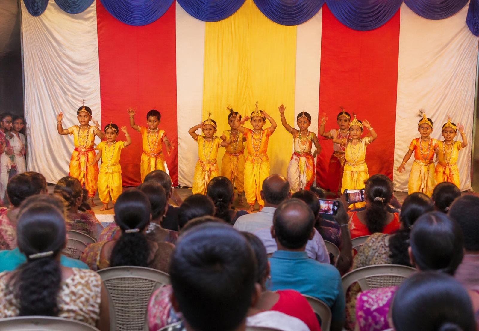 Cultural programme performance before parents